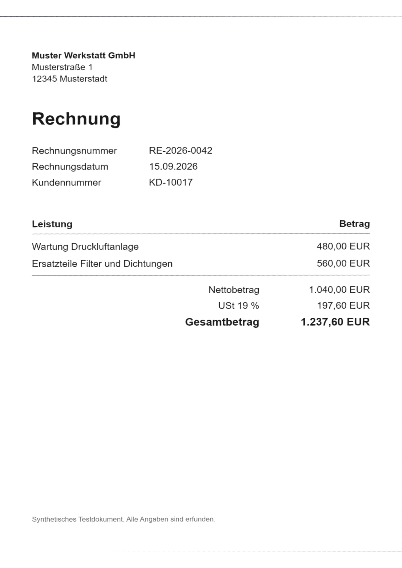 Die entzerrte Testrechnung als gerades, weißes A4-Blatt mit Absender, Rechnungsnummer, Datum, Kundennummer, zwei Positionen und dem Gesamtbetrag von 1.237,60 EUR. Über und unter der Rechnung bleibt ein schmaler weißer Rand, an ihrer Oberkante verläuft eine graue Linie.